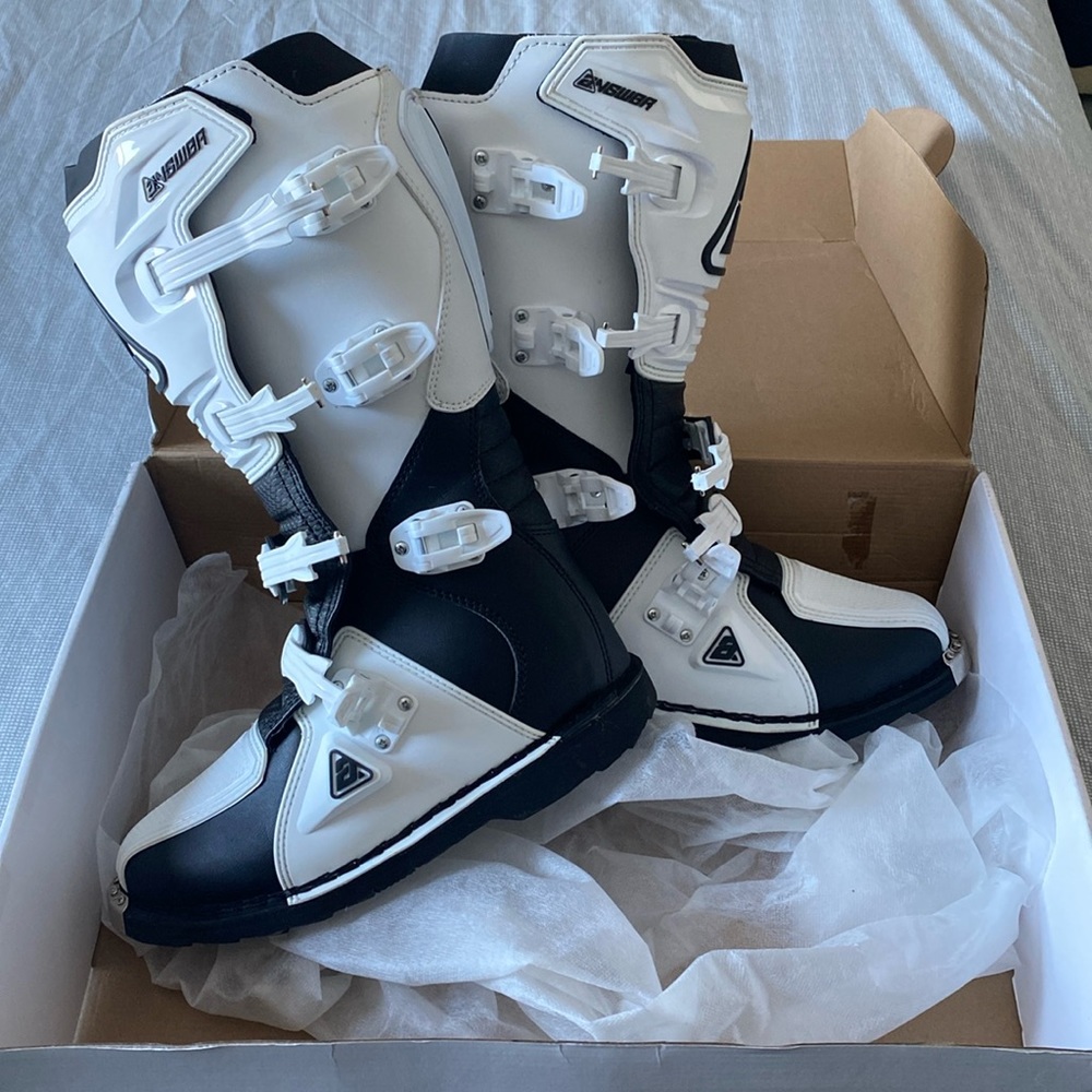 New Answer Dirt Bike Boots, Size 9 Women’s, Black and White